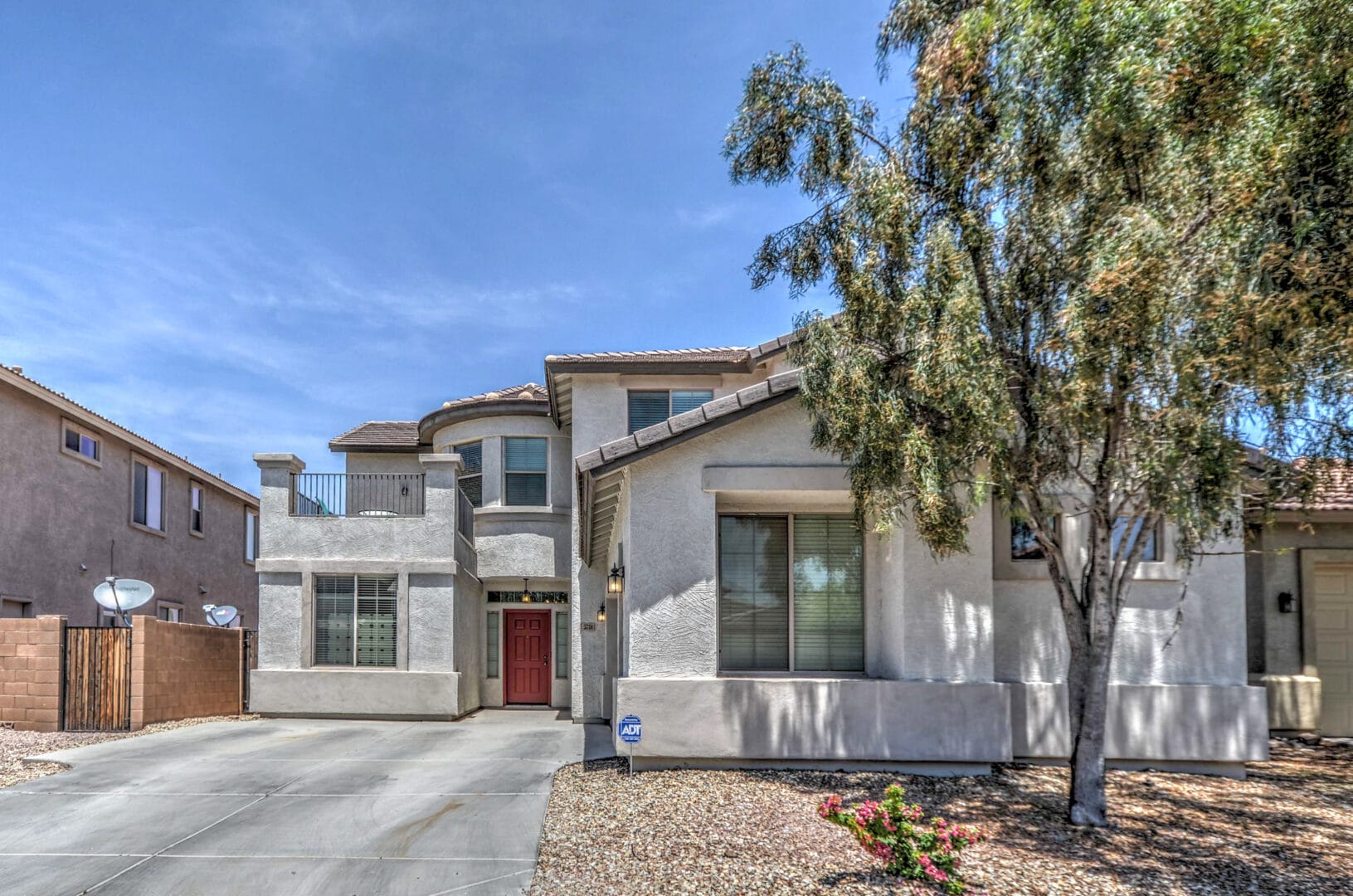 Sunny residential neighborhood in Greater Phoenix, ideal for quick home sales in hotspots like Chandler and Gilbert in 2026