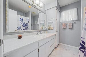 Full guest bathroom